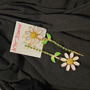 NWT betsey johnson daisy post earrings